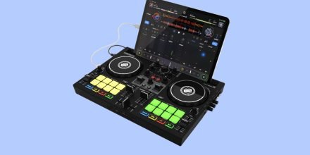 Reloop Buddy: Kompakter 2-Kanal DJ Controller