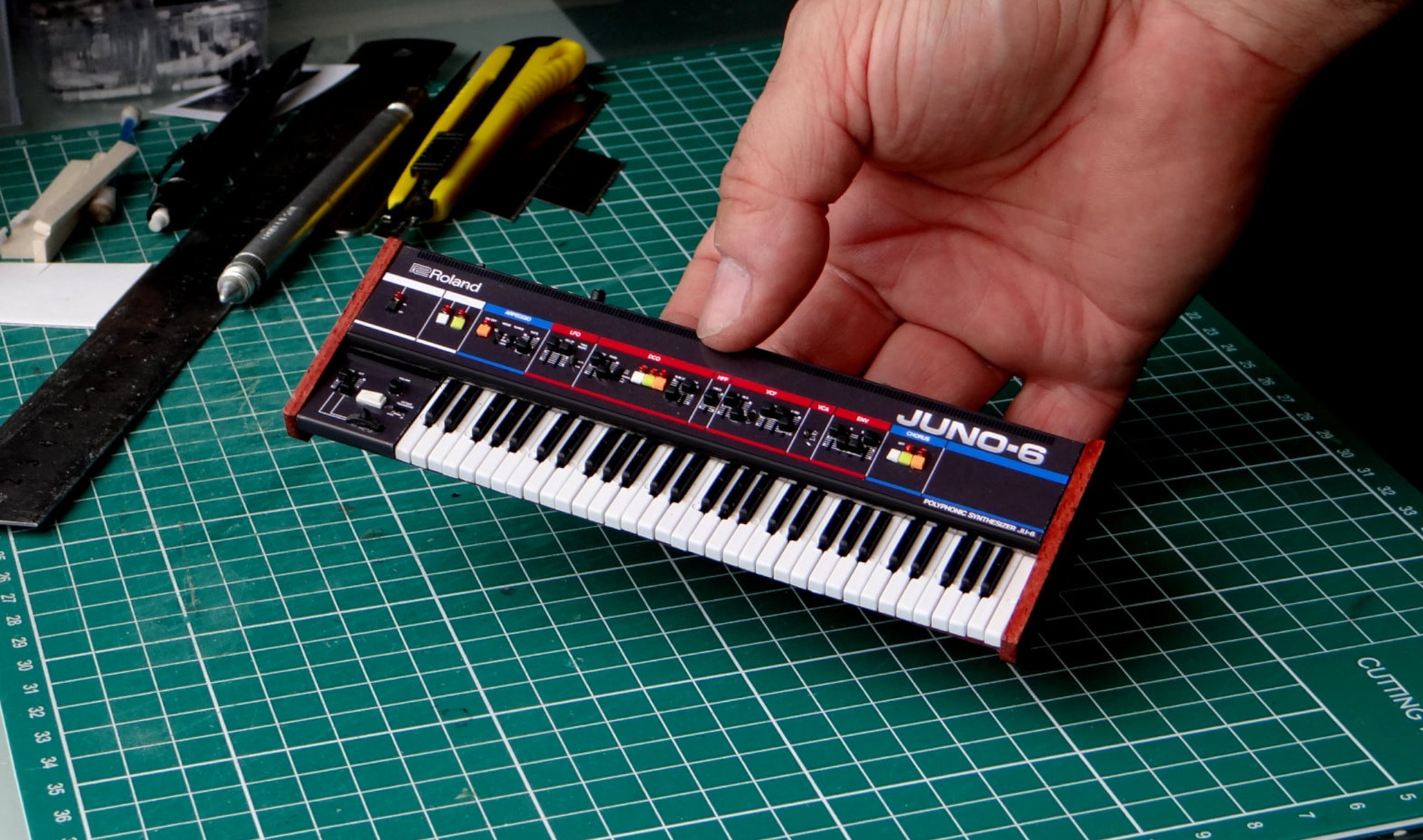 Miniatur Synthesizer: Juno, 808, OB-X und Co. als winzige Nachbauten