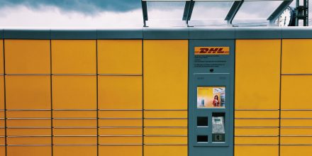 Neue Preisstruktur von DHL bedroht kleine Vinyl-Händler:innen