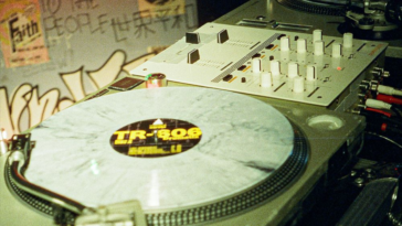 Roland und Serato feiern TB-303 und TR-606 mit Vinyl-Release