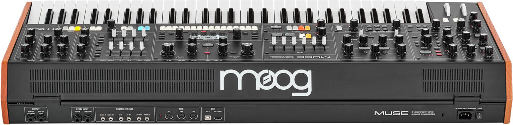 Moog Muse schräg von hinten.